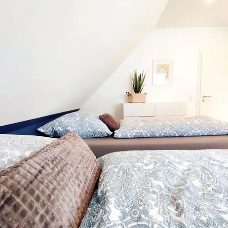 Grosse 52 Qm Wohnung, 24-std Check-in, Parkplatz, Familien- Geschaefts- Monteurwohnung, 5 Personen, 2 Schlafzimmer U Wohnzimmer, Wlan, Appartamento Bad Salzuflen