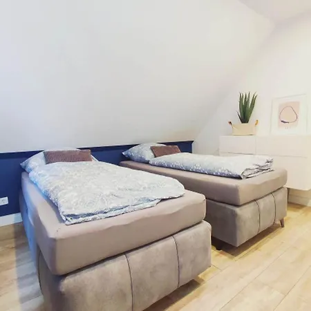 Grosse 52 Qm Wohnung, 24-std Check-in, Parkplatz, Familien- Geschaefts- Monteurwohnung, 5 Personen, 2 Schlafzimmer U Wohnzimmer, Wlan, Appartamento *